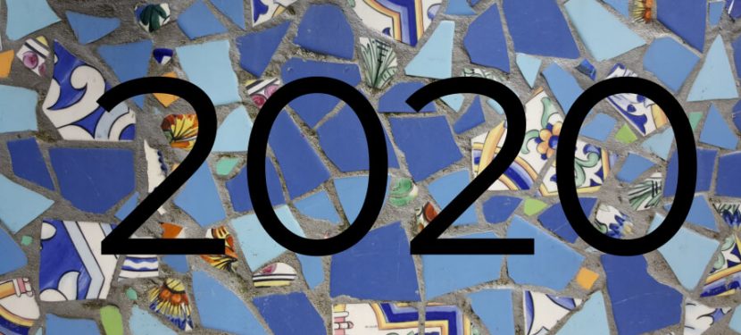 In Blautönen gestaltetes Mosaik. Aufschrift: 2020.