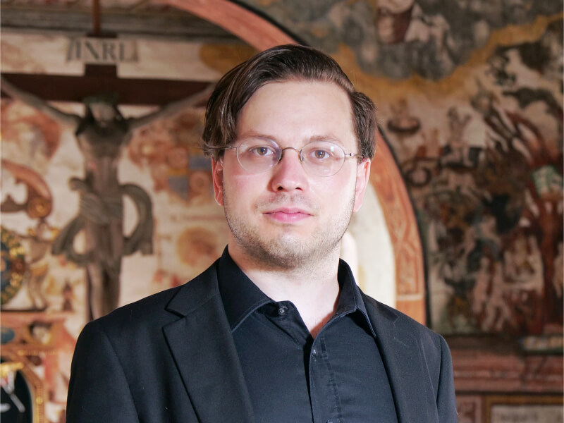 Portraitfoto von Stefan Piewald in der Bürgstädter Martinskapelle (Unterfranken, D).